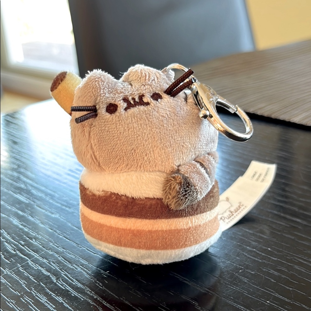 Pusheen Catfé Blind Box Mini Plush Keychain - Pusheen in latte cup